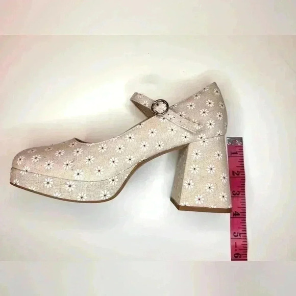 Madden Girl platform Mary Jane style tan w/ flower print and ankle strap NWT - Picture 8 of 9